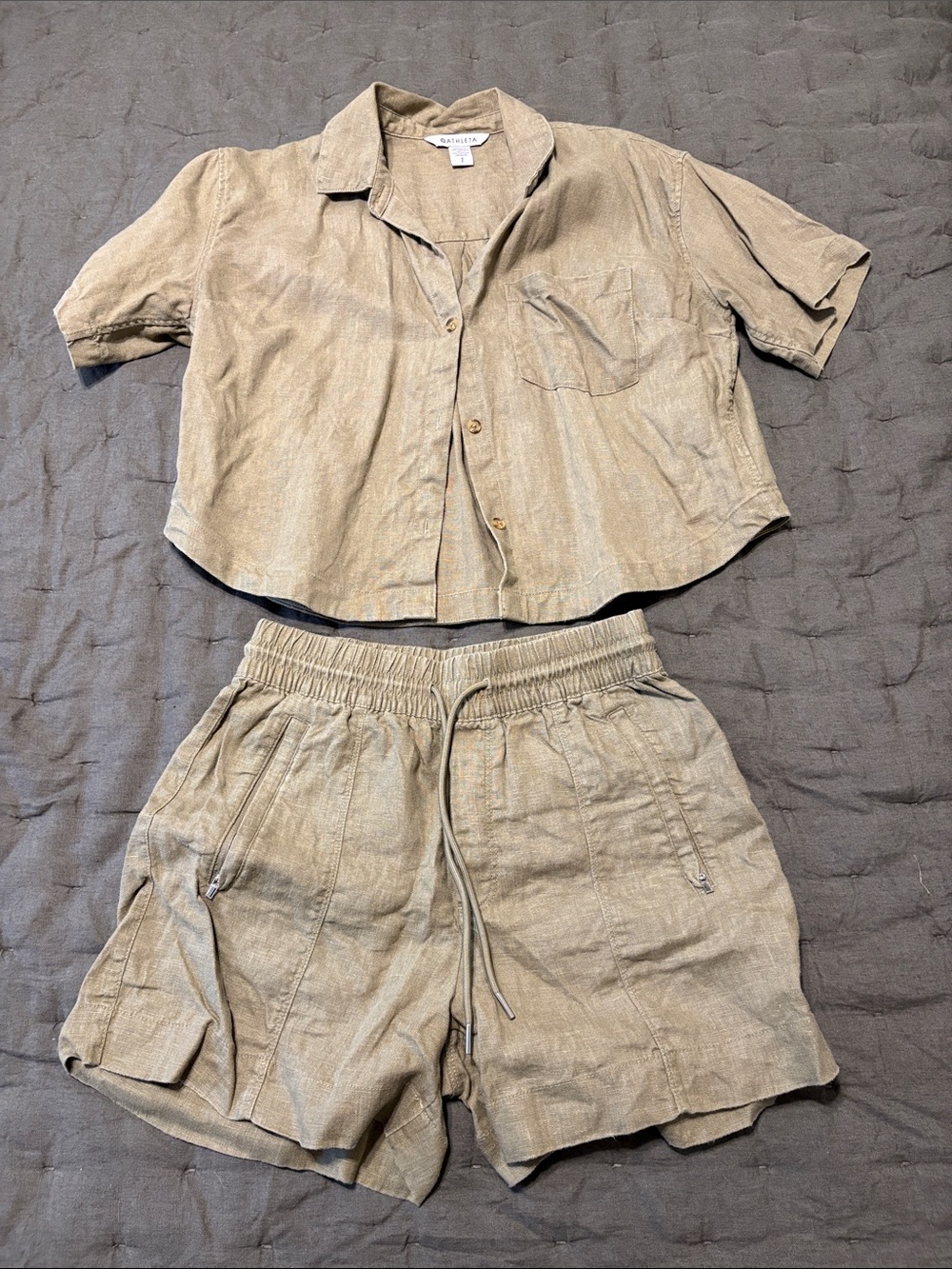Athleta Two-Piece Linen-Look Short Set

TOP IS SIZE S AND BOTTOMS ARE XS